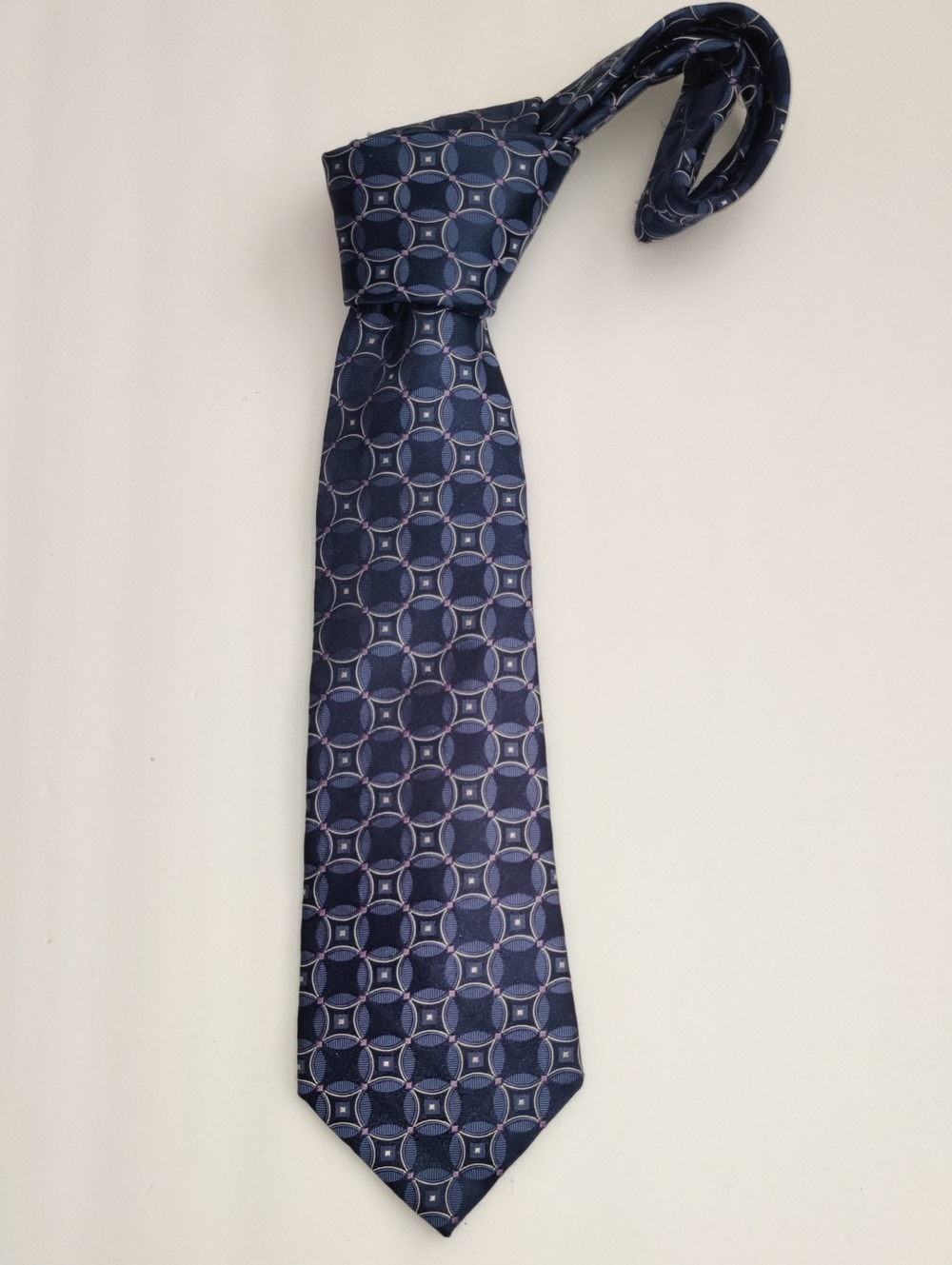 Joseph & Lyman Men's Patterned Silk Tie in Deep Blue - Elegant Geo Motif